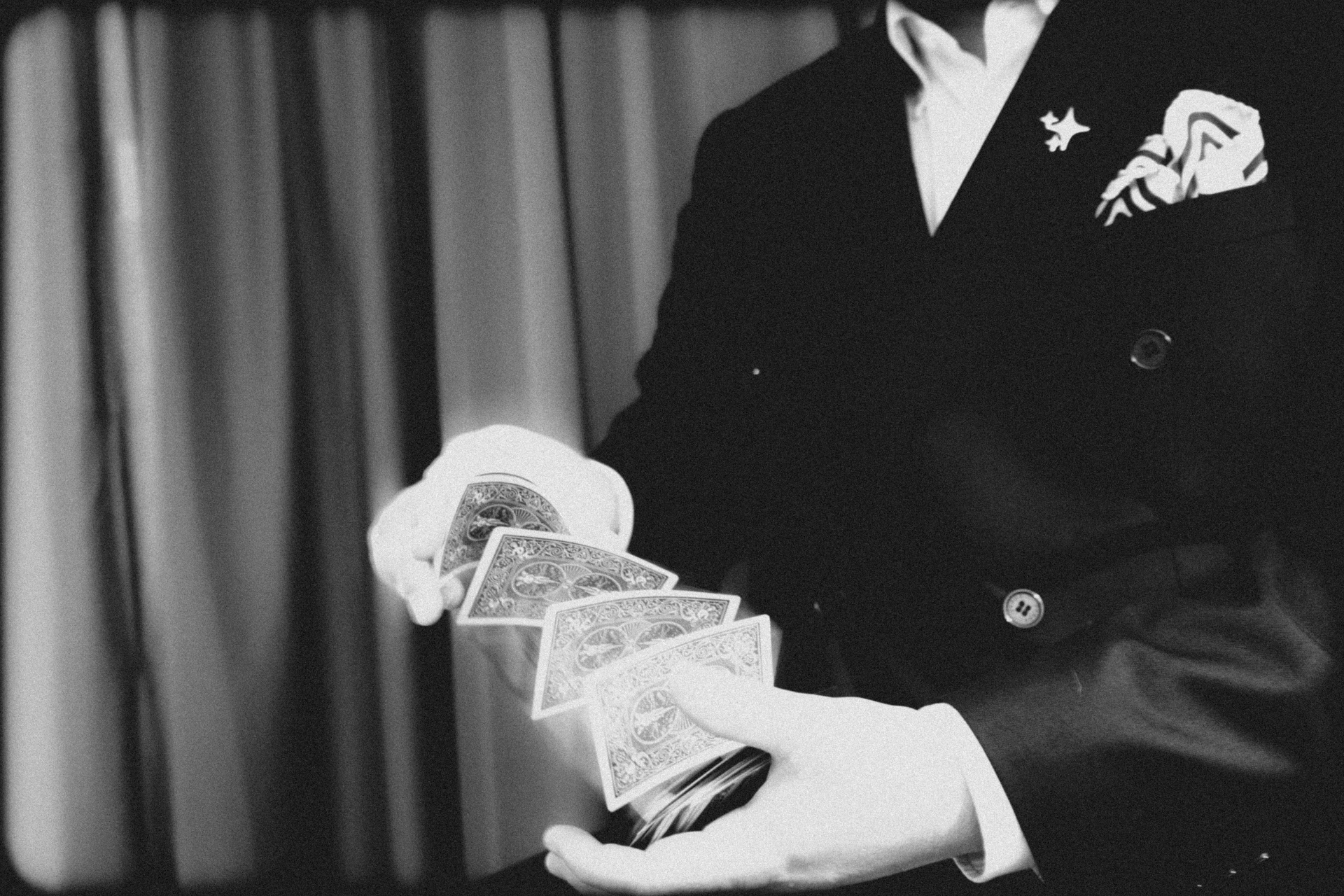 Scott Syme performing close-up card magic at a luxury corporate event in Los Angeles