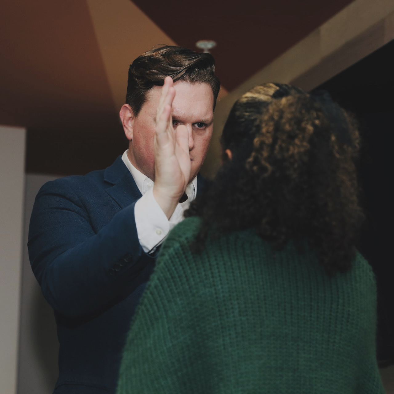 Scott Syme performing mentalism close-up for guest at private event